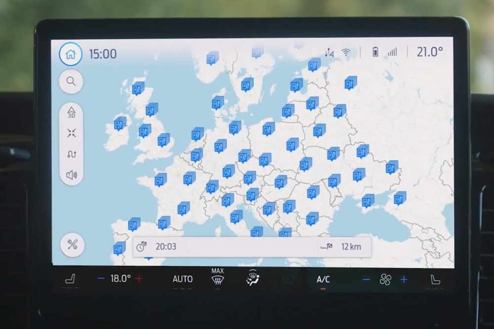 L'écran numérique d'un véhicule Ford affiche une carte des bornes de recharge pour véhicules électriques BlueOval en Europe.