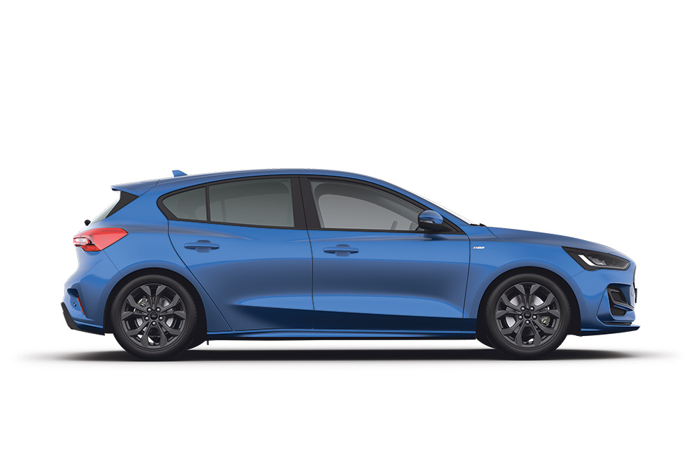 Une Ford Focus hybride bleue.