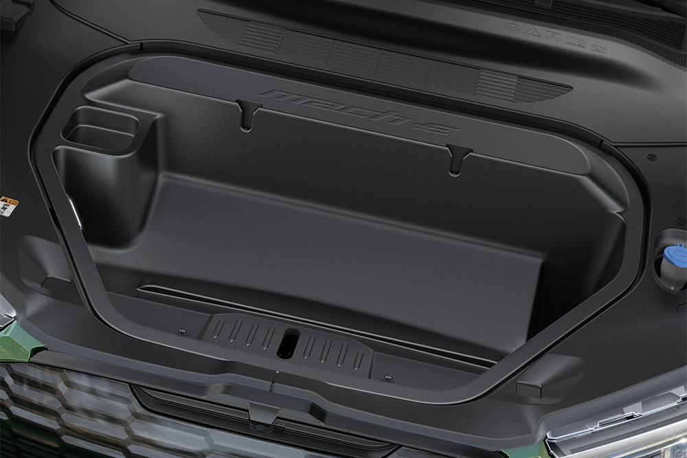 Personne utilisant l'espace de stockage frunk de la Ford Mustang Mach-E.