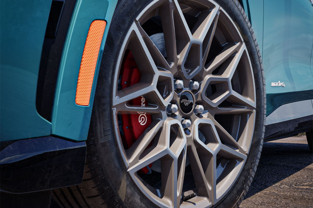 Een close-up van de Ford Mustang Mach-E met de 20" lichtmetalen velgen in Cast Aluminium Carbonized Grey.