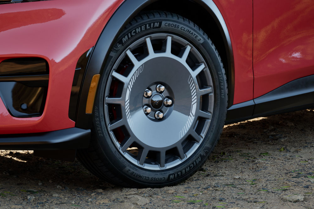 Gros plan de la roue d’une Mustang Mach-E GT Rally de couleur Race Red.