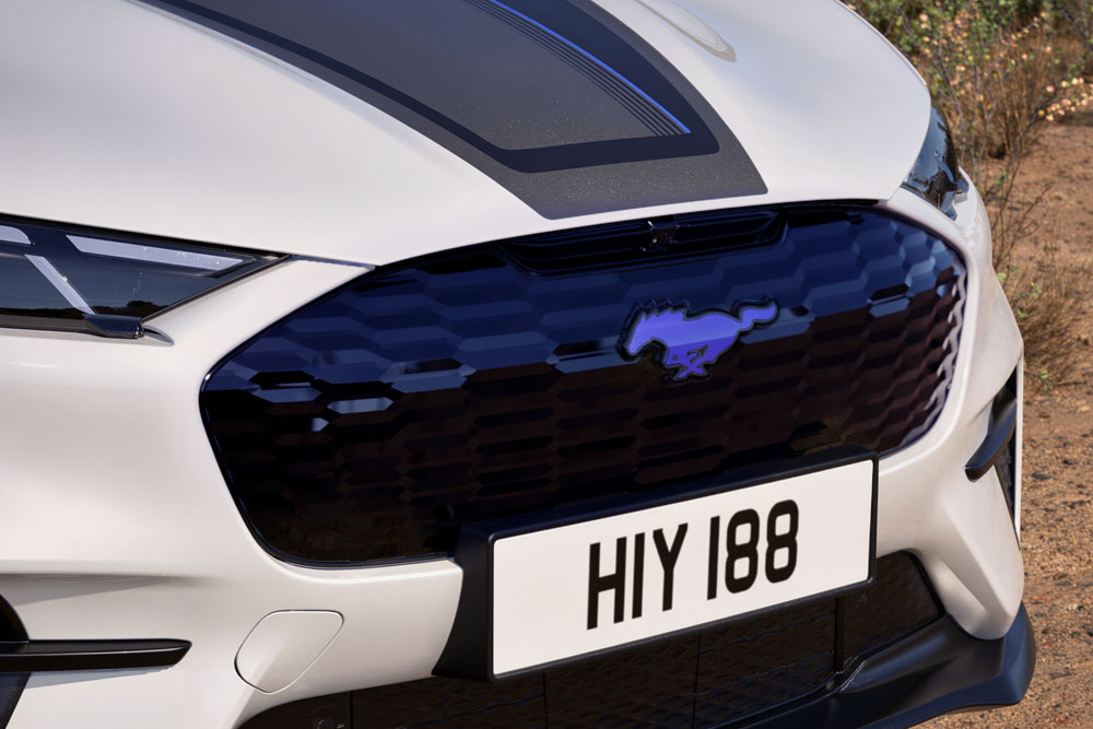 Gros plan du pare-chocs avant d'une Star White Mustang Mach-E GT California Special.