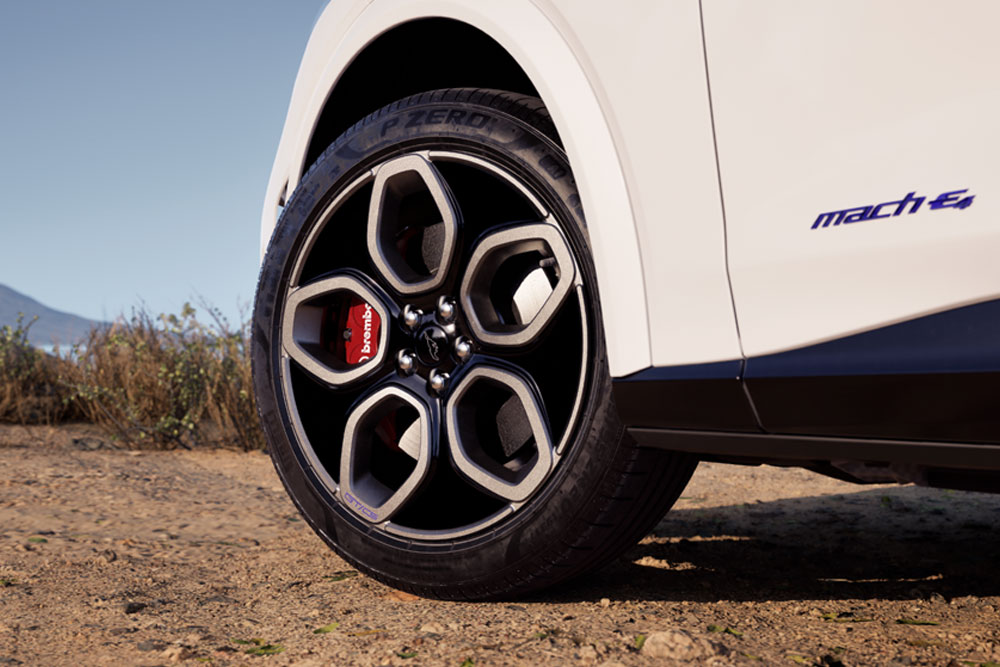 Gros plan de la roue d'une Mustang Mach-E GT California Special Star White.