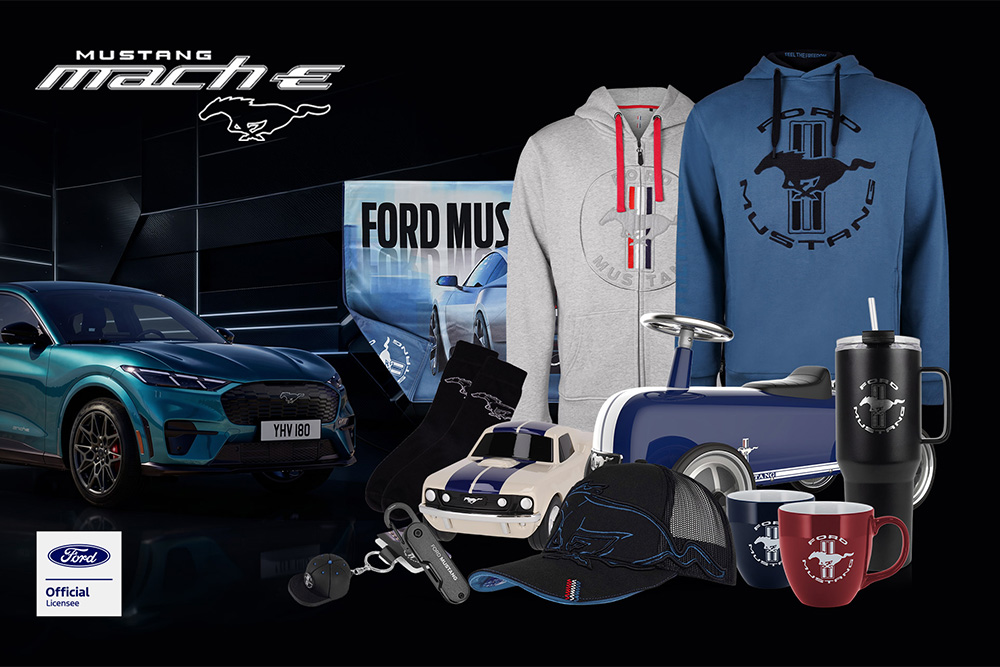 Collection de produits dérivés Ford mettant en scène divers véhicules de la marque en arrière-plan, ainsi qu'un parapluie, des tasses et des vêtements griffés Ford.
