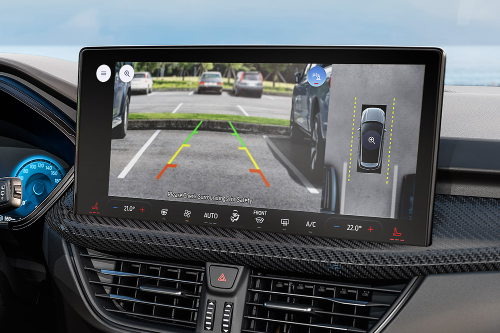 Gros plan sur l’habitacle du Ford Kuga, mettant en avant la caméra 360° du tableau de bord.