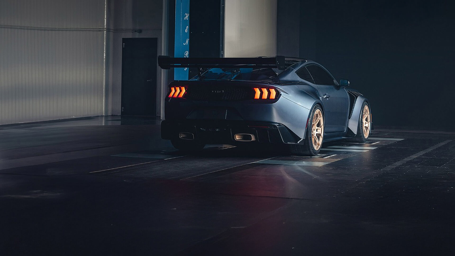 Une Ford Mustang GTD roulant dans un tunnel