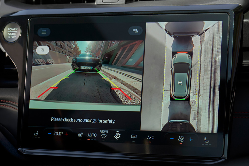 Un gros plan de la caméra à 360° affichant les aides au stationnement du nouveau Ford Puma Gen-E® électrique.