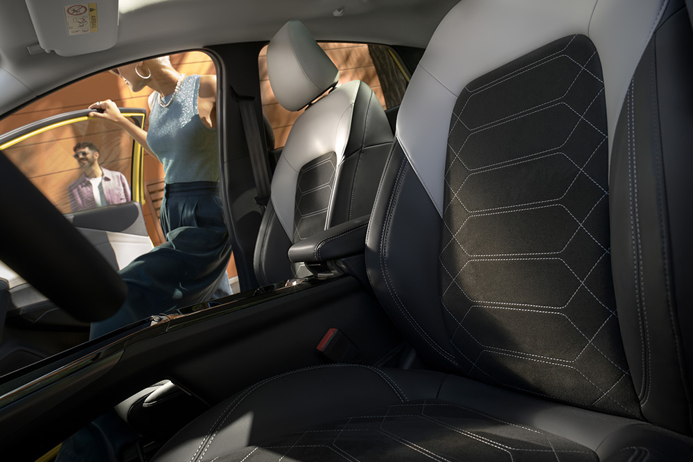 Un gros plan sur les sièges ergonomiques noirs et gris dans le Ford Puma Gen-E® électrique.