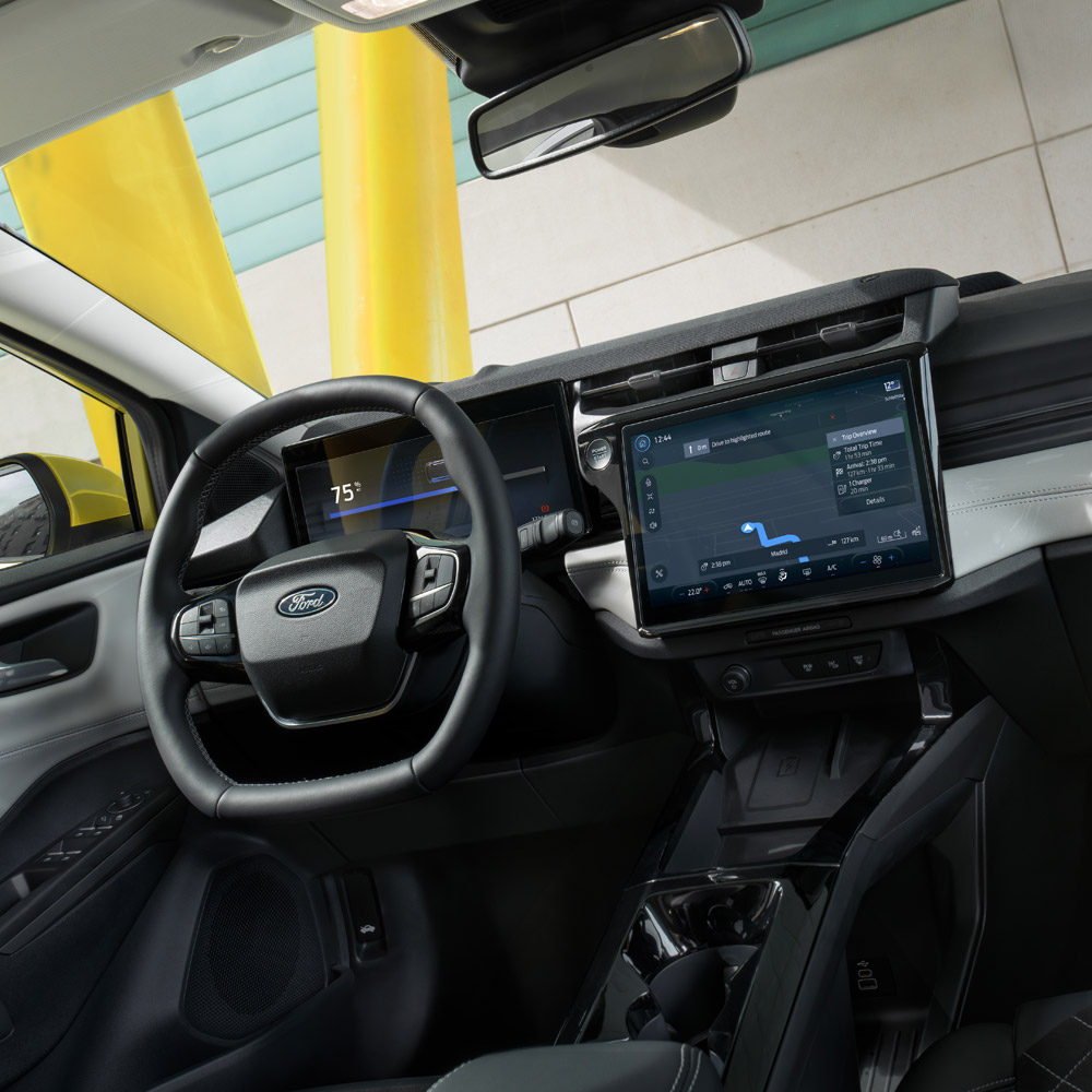 Vue de l’habitacle d’un Ford Puma, avec gros plan sur le volant et l’écran tactile.