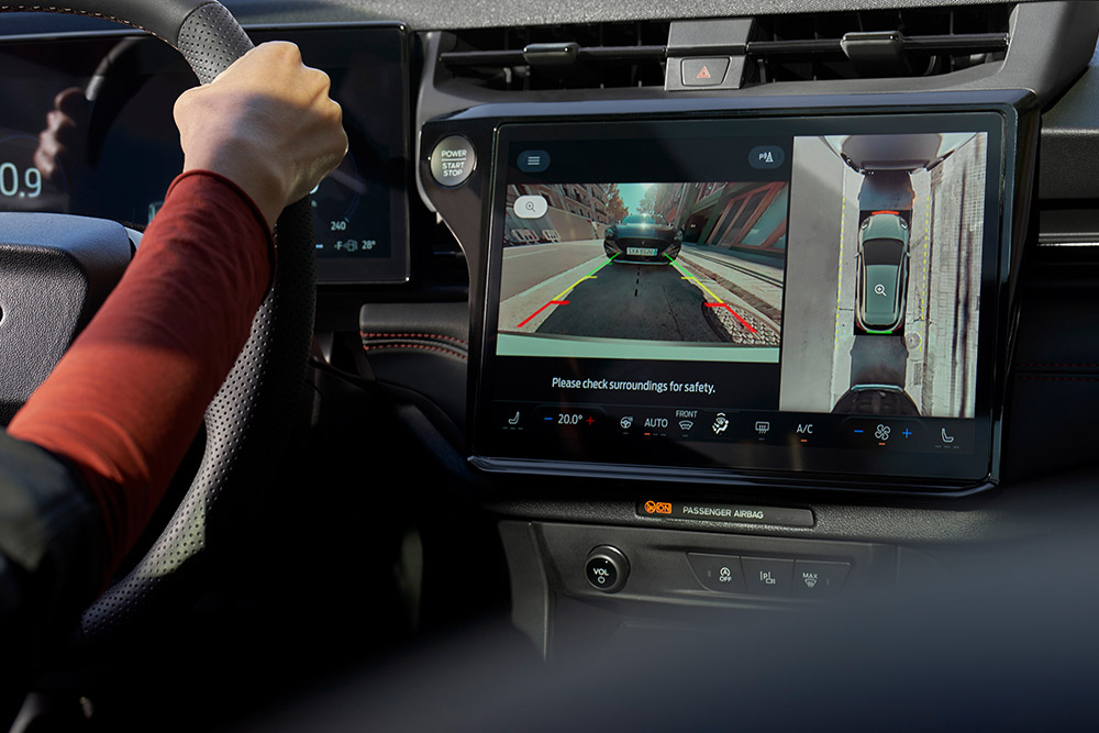 Visualisation de la caméra 360 degrés du Ford Puma sur l'écran embarqué.