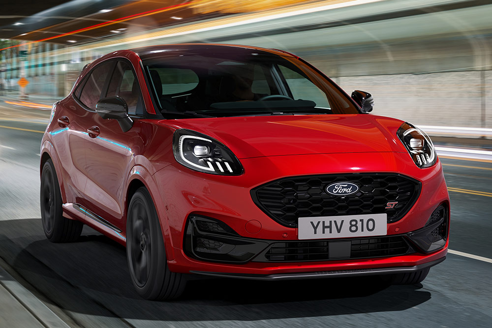 Nouveau Ford Puma ST rouge en conduite, vue de face.