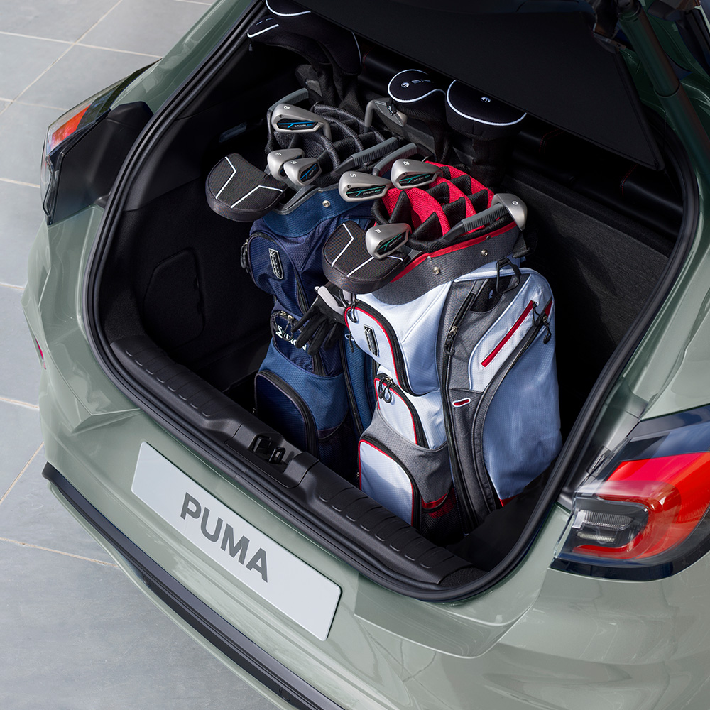 Nouvel espace de chargement du Ford Puma avec équipement de golf.