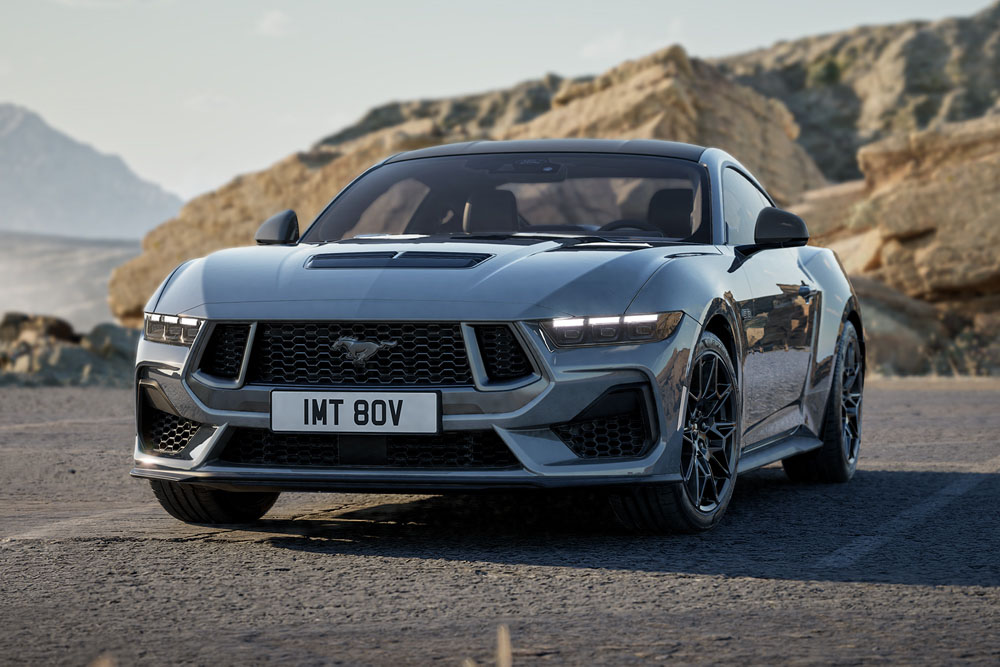 Ford Mustang GT Nite Pony Coupé en peinture Carbonised Grey, garé sur une route de montagne
