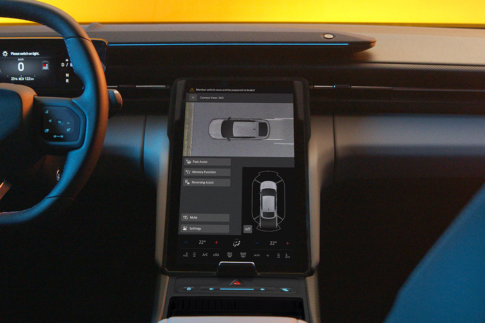 L'écran tactile de la Ford Capri® affiche une vue en écran partagé du système de caméra à 360° et des lignes de guidage pour l'aide au stationnement.