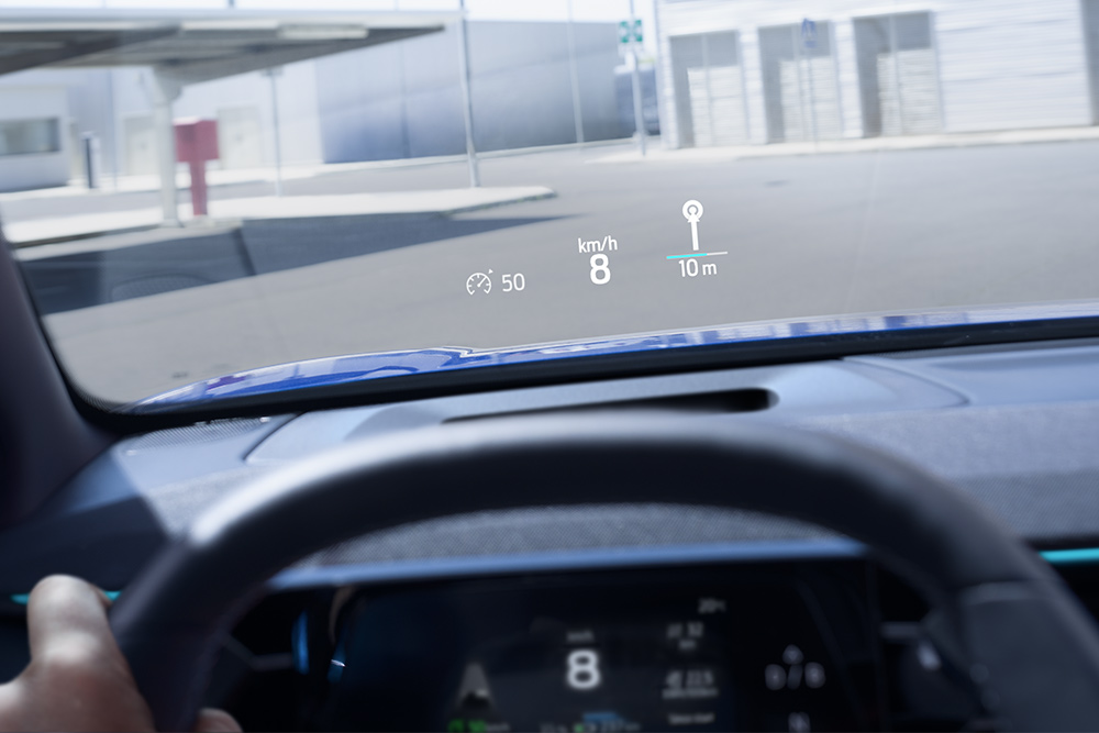 Gros plan sur l’affichage tête haute du Ford Capri® électrique montrant les principales informations de conduite.