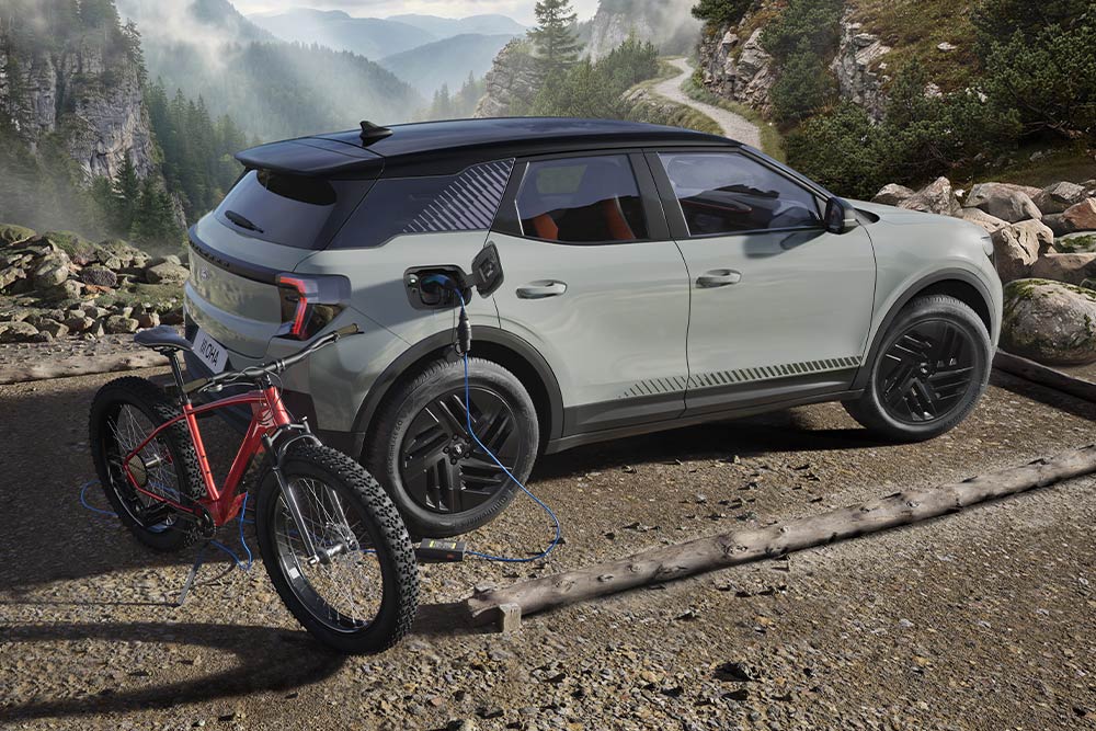 Un vélo électrique en charge à partir d'un Ford Explorer®, paysage montagneux en arrière-plan.