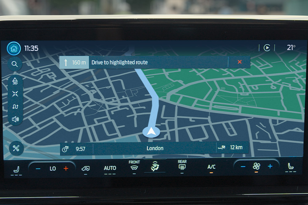 L'écran de navigation dans le Ford Tourneo Custom affiche une carte avec un itinéraire tracé vers Londres.