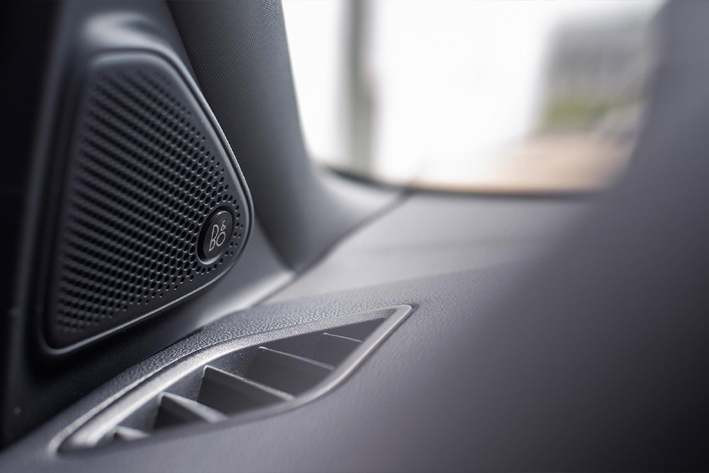 Gros plan sur un haut-parleur Bang &amp; Olufsen.
