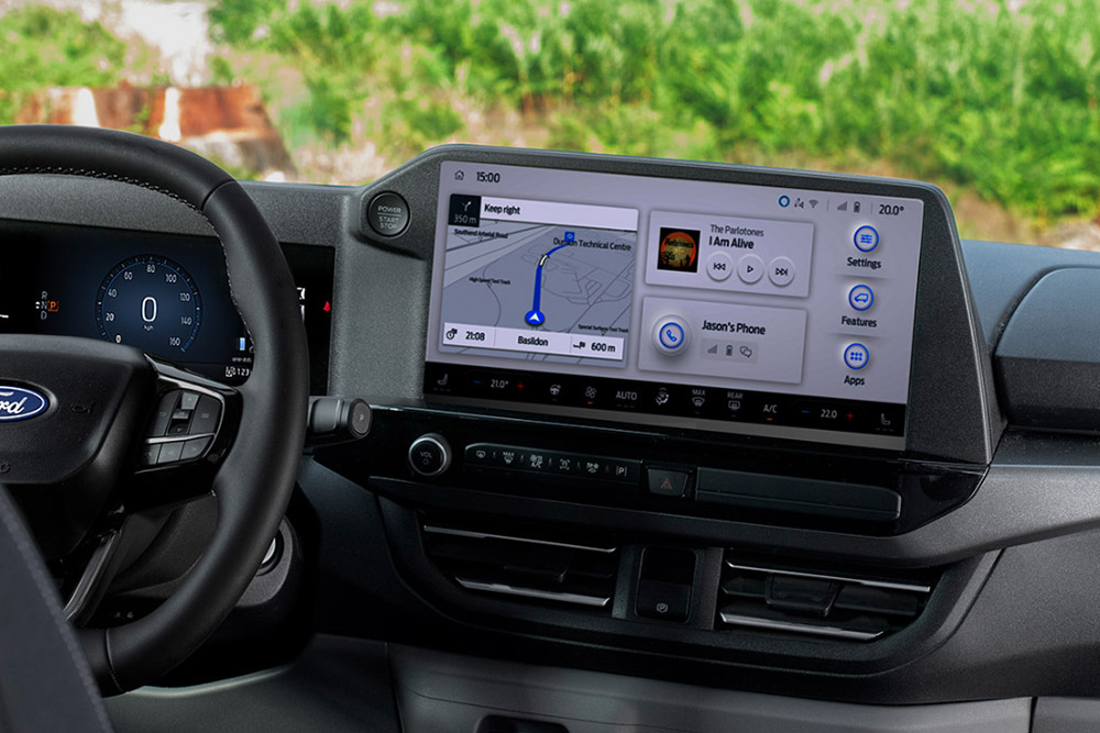 Écran tactile 13" affichant l’interface SYNC™ 4 sur le tableau de bord du Ford Transit Custom Nugget. 