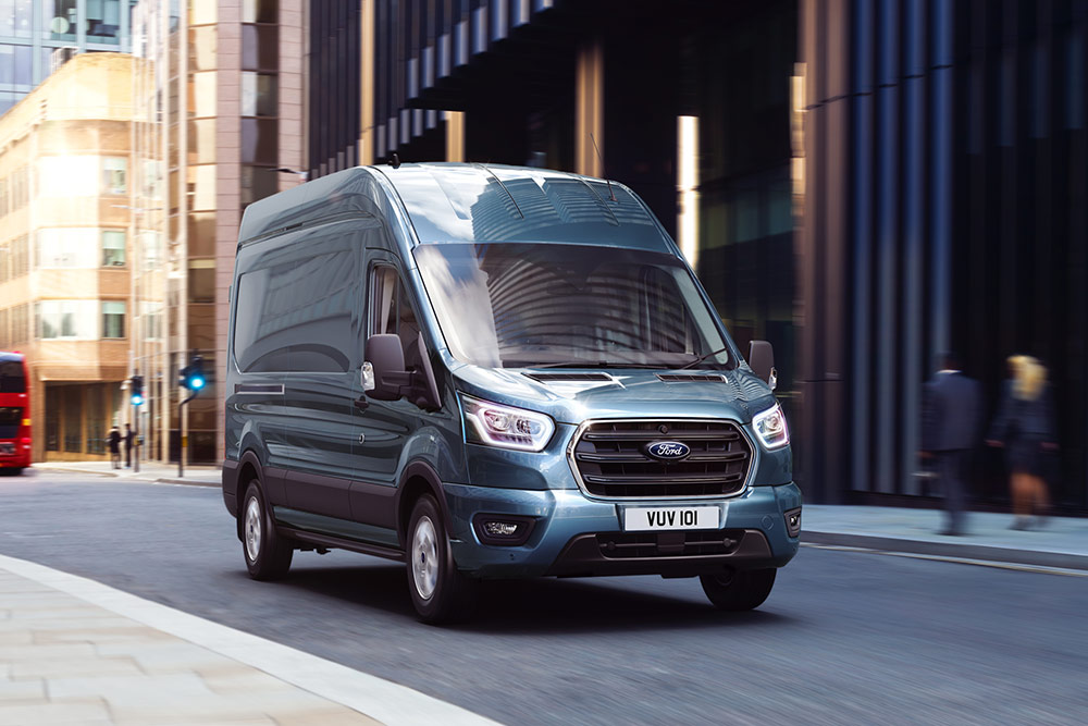 Fourgon Ford Transit roulant en ville.