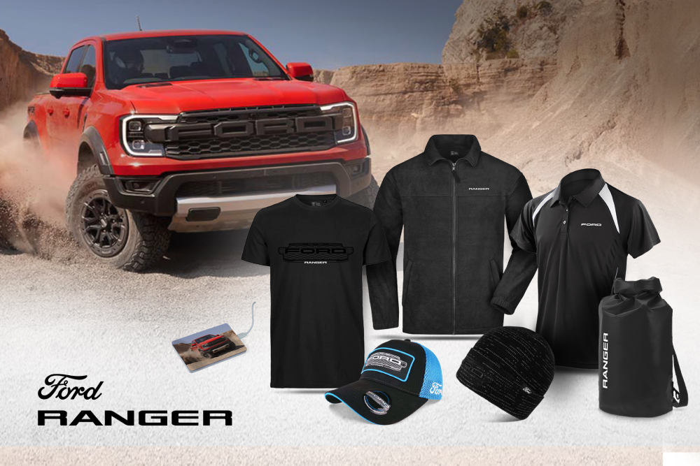 Collection Ford Ranger comprenant un t-shirt noir, une veste, un polo, une casquette, un bonnet et un sac étanche, avec un Ranger rouge en arrière-plan.