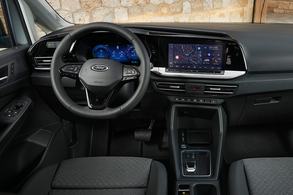Intérieur du Ford Transit Connect, avec tableau de bord, volant, combiné d’instruments numérique et écran tactile 10 pouces.
