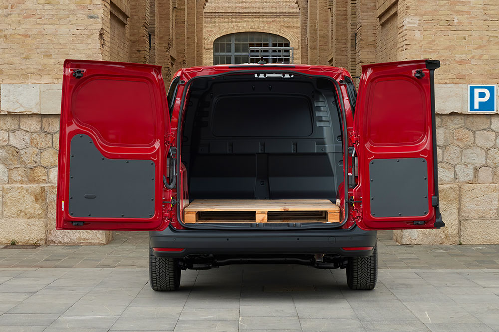 Vue arrière du Ford Transit Connect, portes arrière ouvertes, chargé de matériaux de construction.