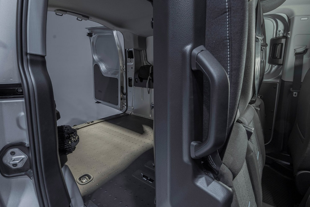 Intérieur d’un Ford Transit Connect FlexCab, avec sièges arrière rabattus et espace de chargement dégagé.