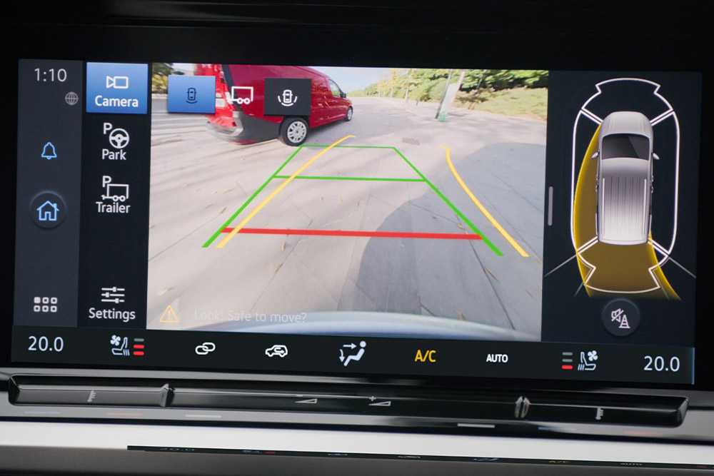Écran tactile couleur 10 pouces affichant la caméra de recul et la technologie Pro Trailer Backup Assist en fonctionnement.
