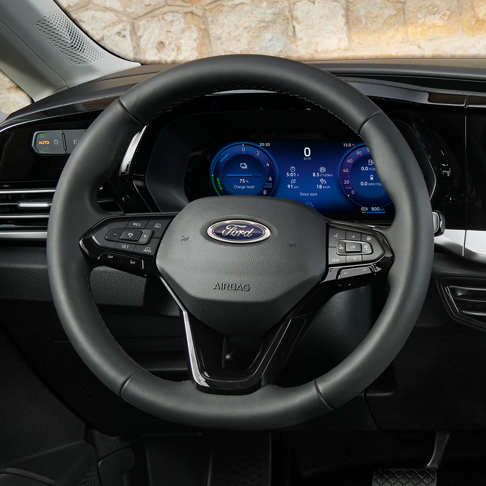 Intérieur du Ford Transit Connect, mettant en avant le volant et le combiné d’instrumentation numérique 10 pouces.