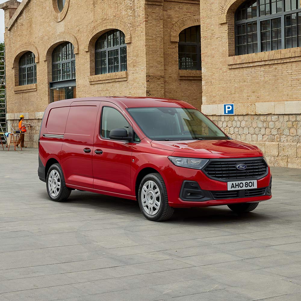Ford Transit Connect Trend en Lava Red, avec calandre avant et phares automatiques.