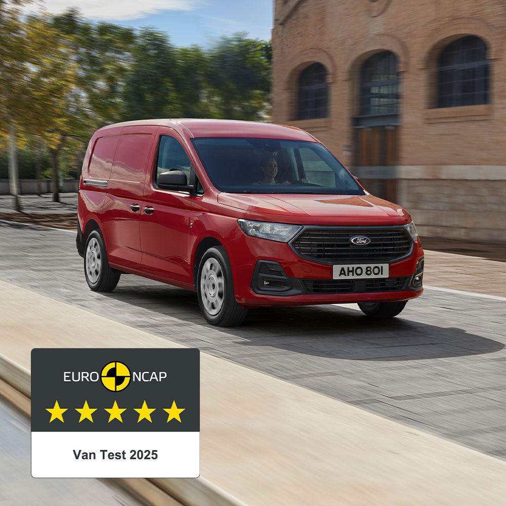 Ford Transit Connect Trend en Lava Red, avec calandre avant et phares automatiques.