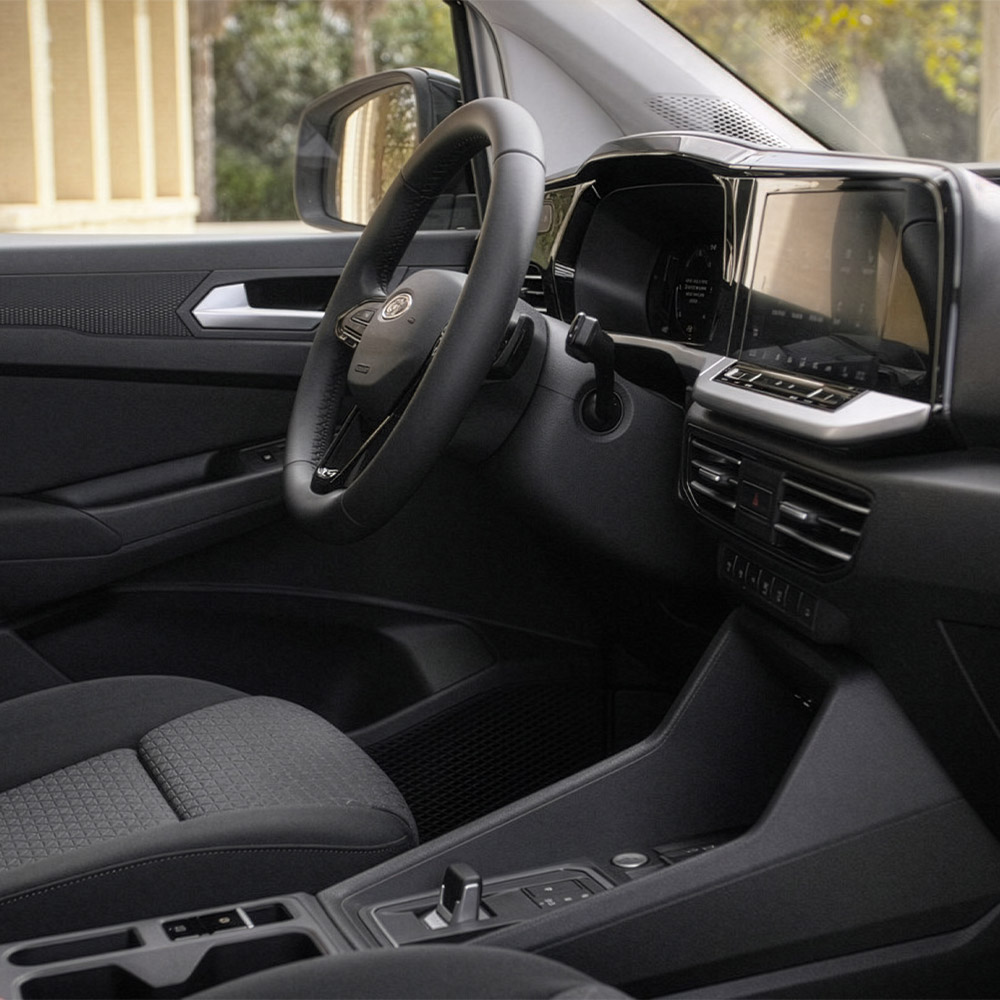 Intérieur du Ford Transit Connect, avec le siège conducteur, le volant, le tableau de bord et l’écran tactile 10 pouces.