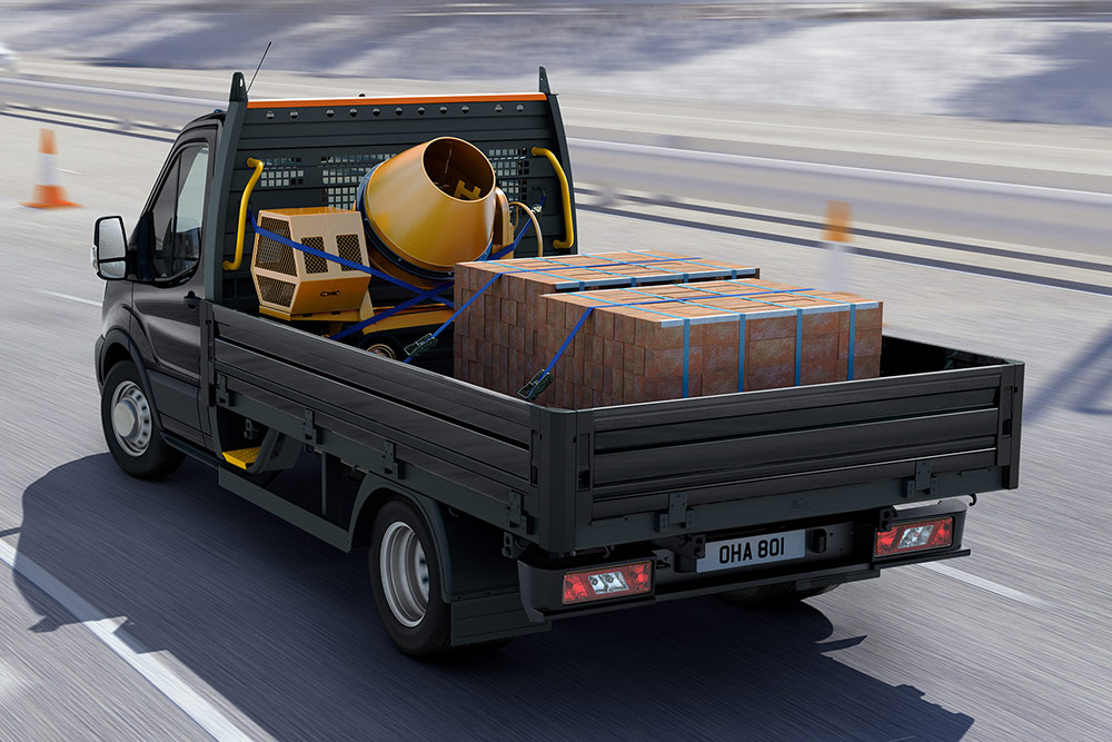 Fourgon Ford Transit châssis-cabine transportant une cargaison à l’arrière.
