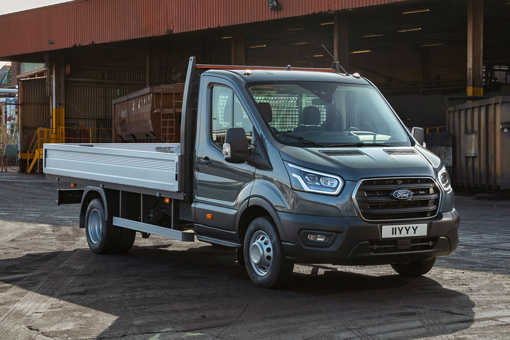 Ford Transit châssis-cabine stationné dans une zone industrielle. 