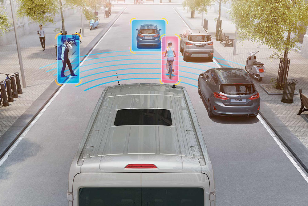 Fourgon Ford Transit avec systèmes de sécurité avancés capables de détecter les piétons et les véhicules.