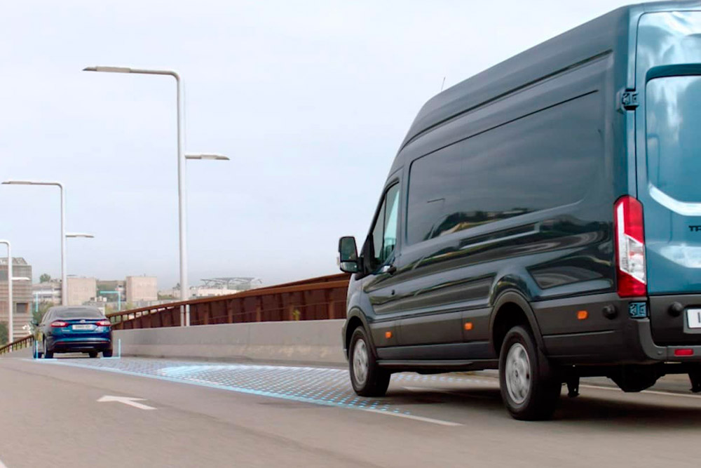 Fourgon Ford Transit bleu avec des lignes bleues sur la route illustrant l’utilisation de CoPilot360. 