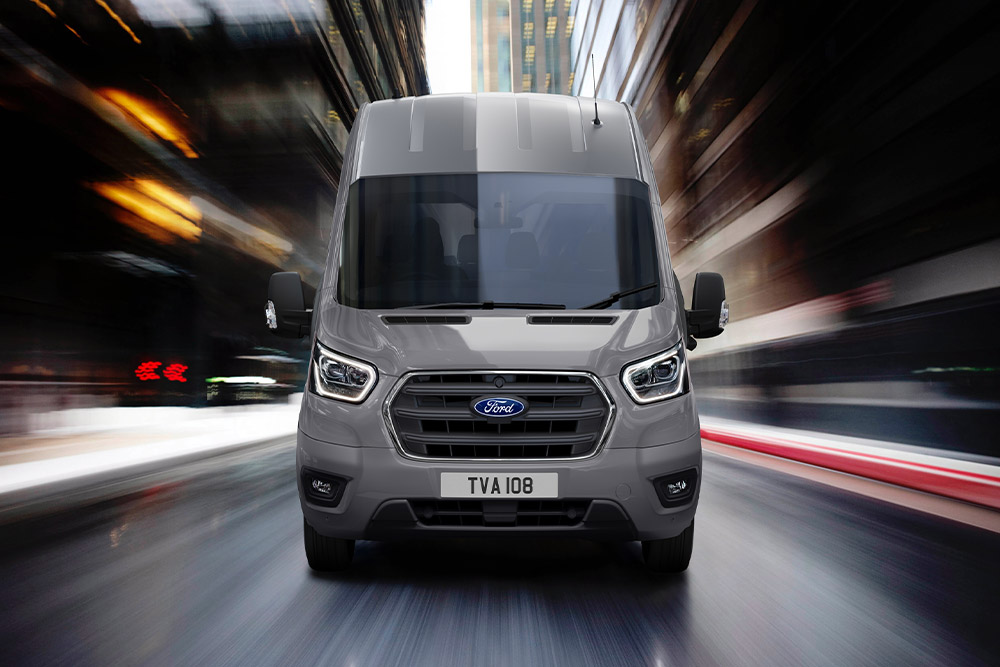 Vue frontale d’un fourgon Ford Transit circulant en ville.