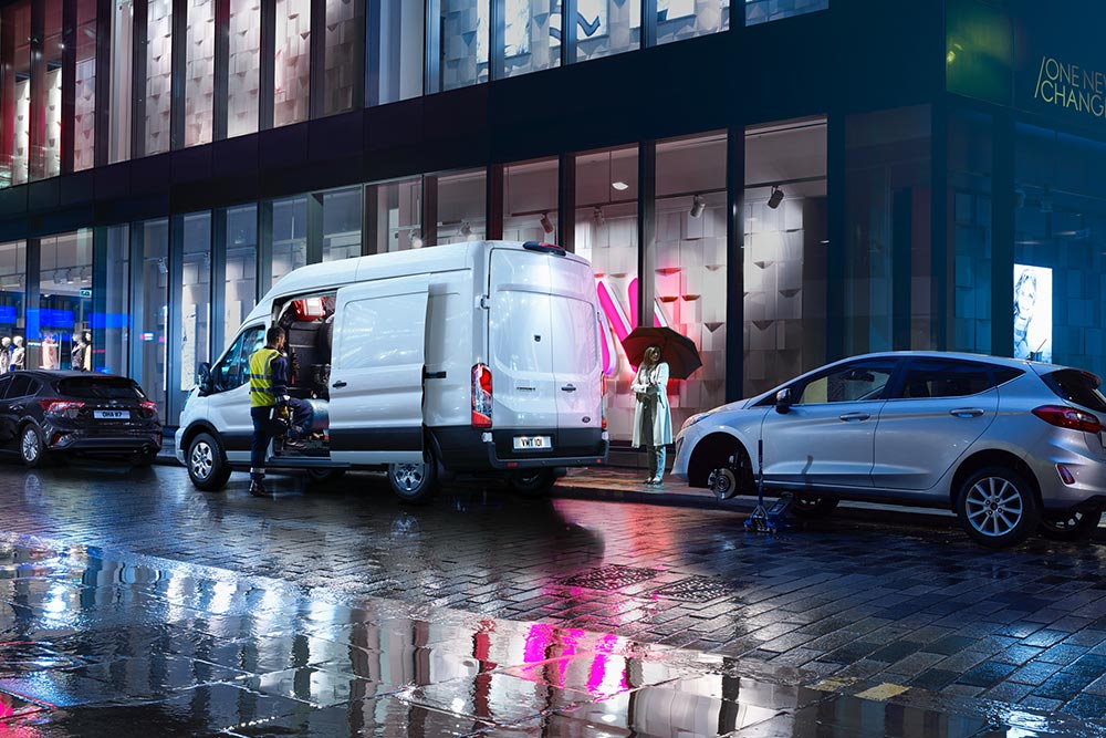 Véhicule de dépannage fourgon Ford Transit garé en ville de nuit.