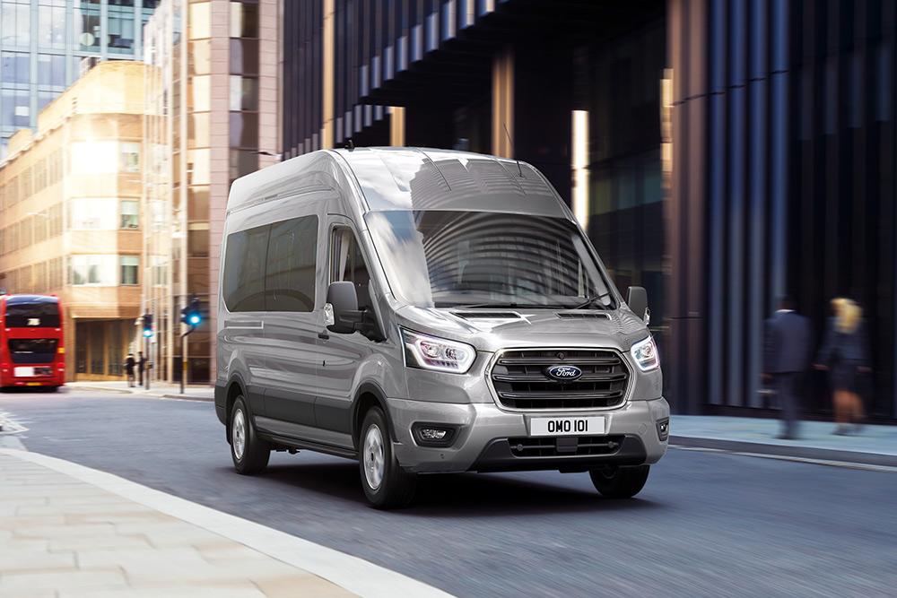 Ford Transit Kombi roulant en ville.