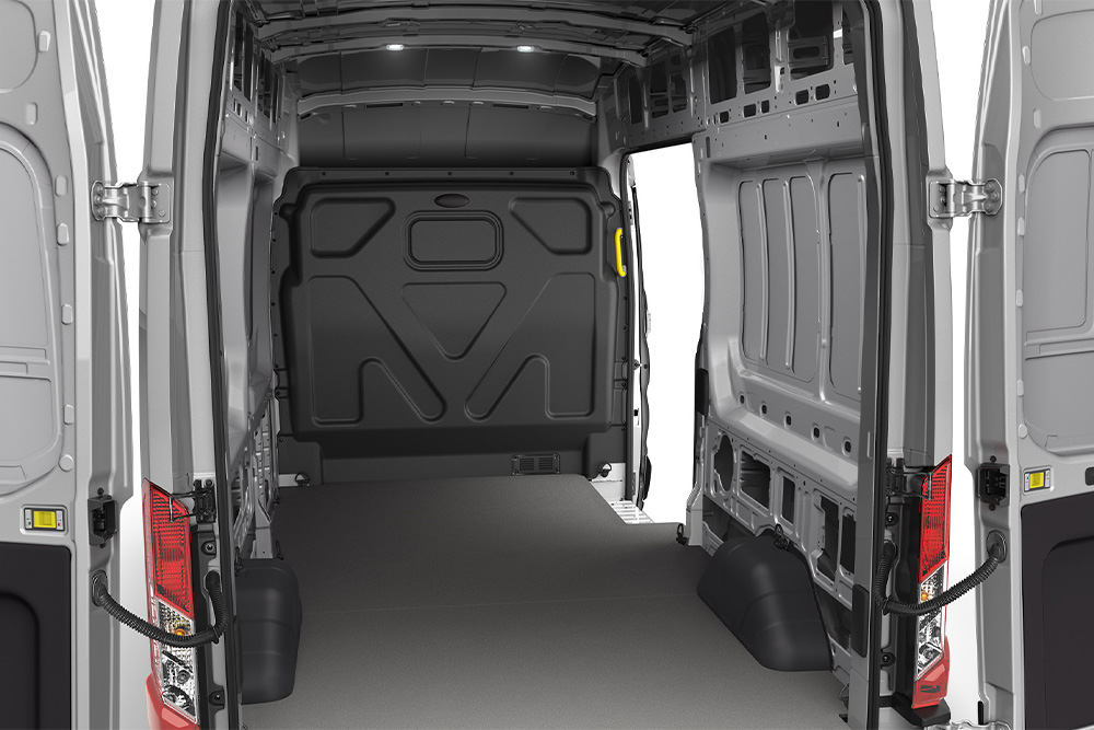 Vue intérieure d’un espace de chargement vide d’un Fourgon Ford Transit.