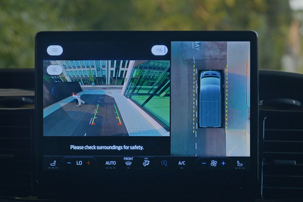 Écran SYNC 4 affichant la vue caméra à 360°. 