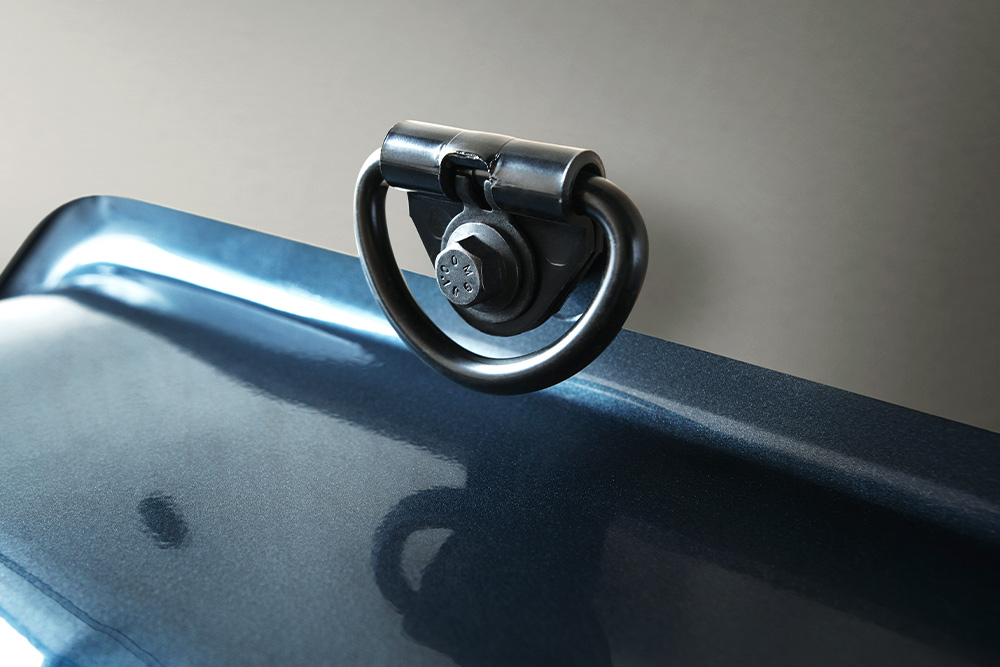 Gros plan sur un point d’arrimage du fourgon Ford Transit.
