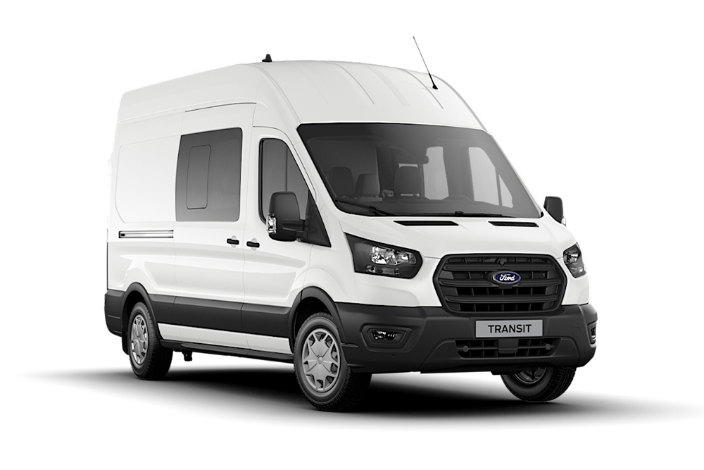 Fourgon Ford Transit blanc à double cabine.
