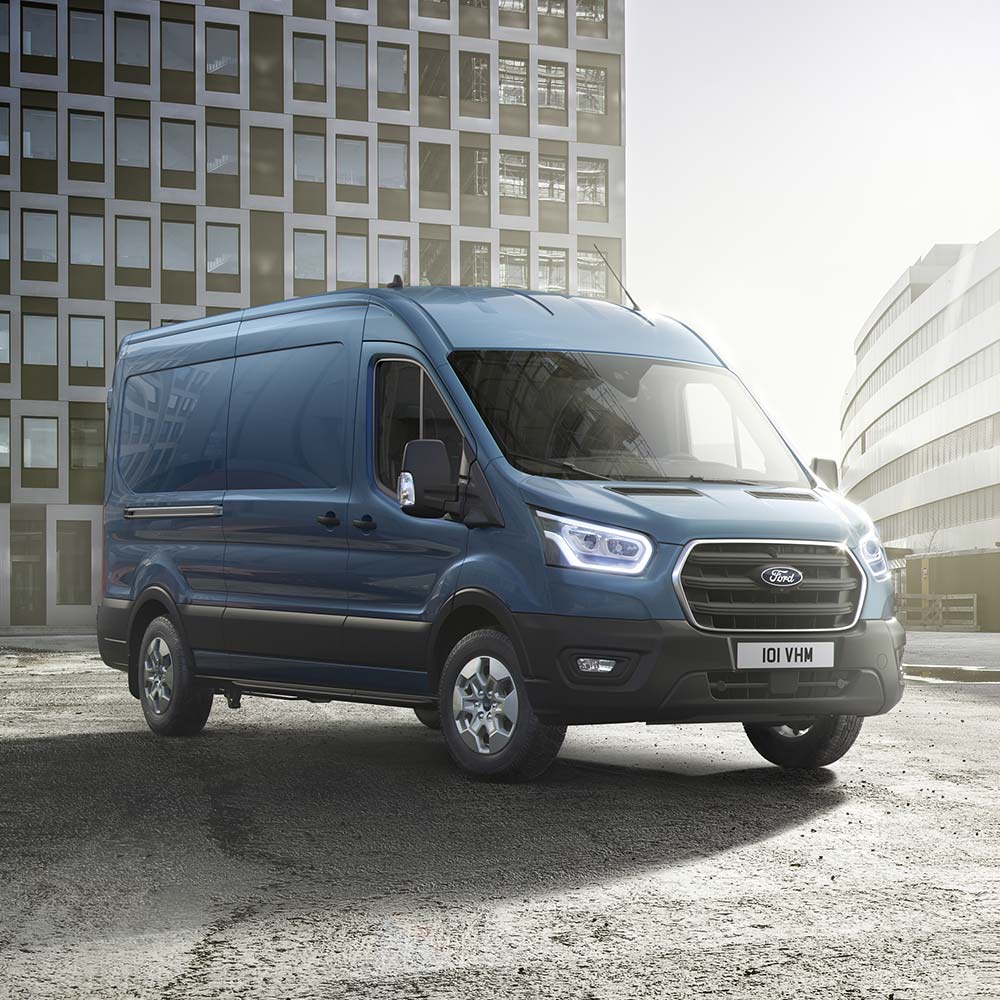 Fourgon Ford Transit bleu, vue frontale.
