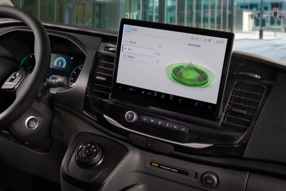 Tableau de bord d’un fourgon électrique Ford E-Transit, avec un écran tactile affichant les modes de conduite.