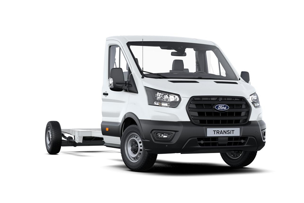 Fourgon Ford Transit châssis-cabine squelette blanc sur fond blanc.
