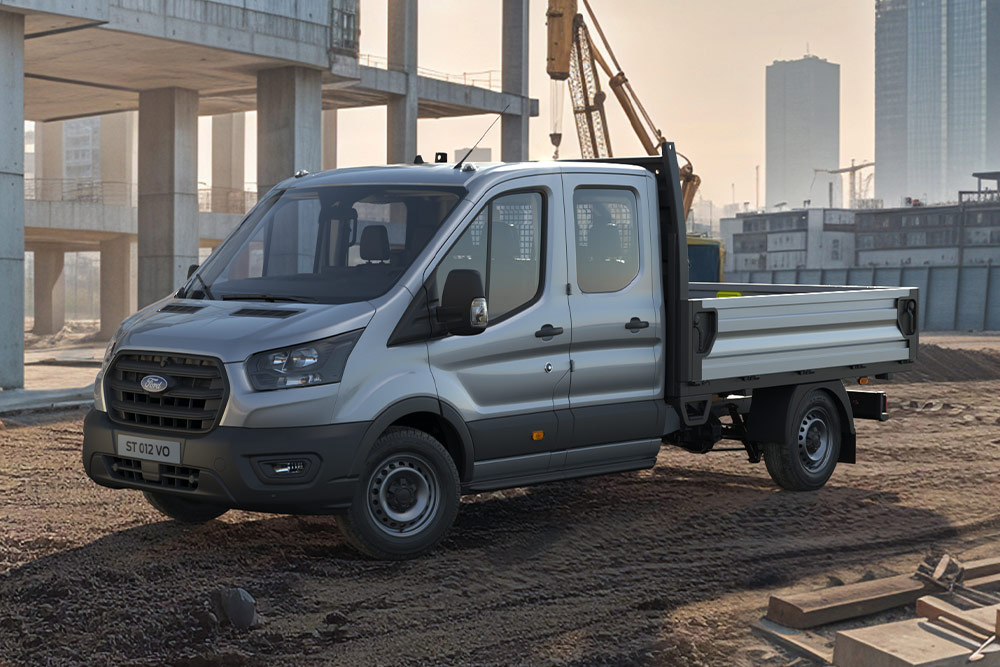 Ford Transit châssis-cabine double cabine stationné sur un chantier. 