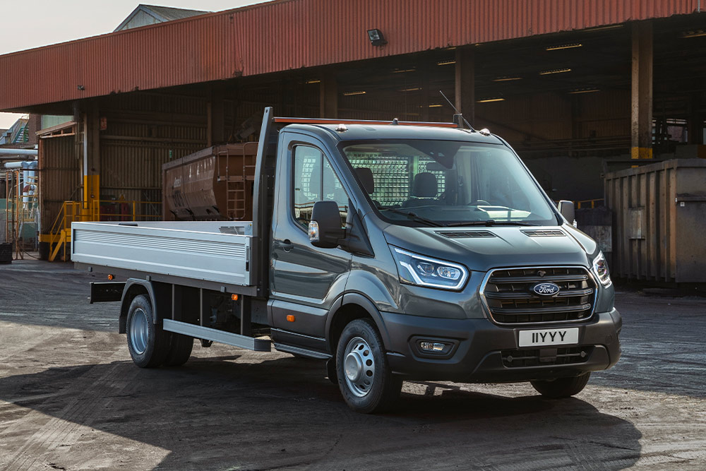 Ford Transit châssis-cabine stationné dans une zone industrielle. 