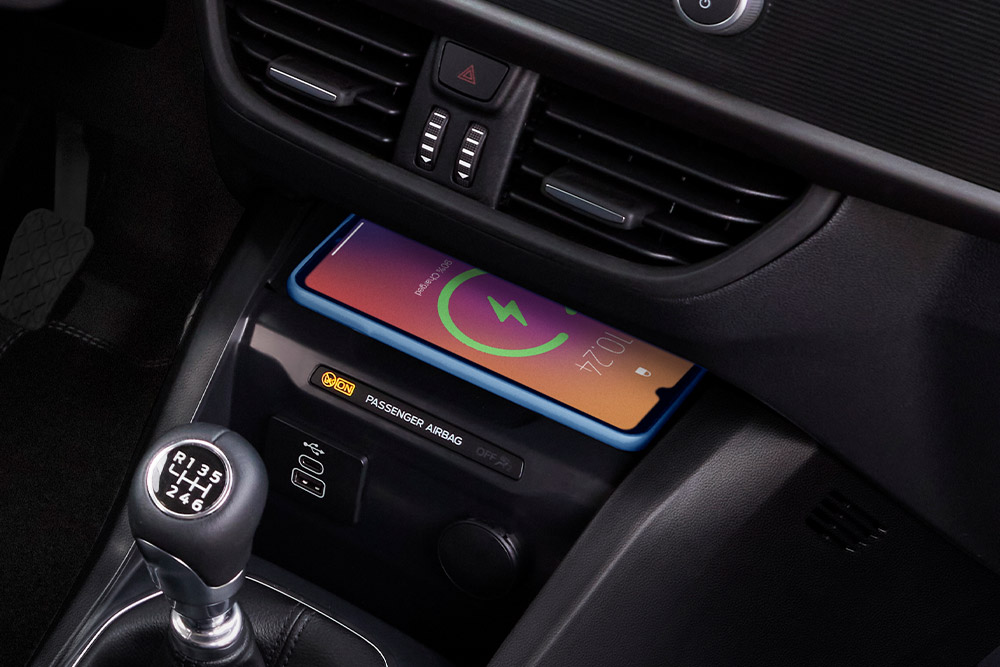 Chargement sans fil d'un téléphone dans le Transit Courier
